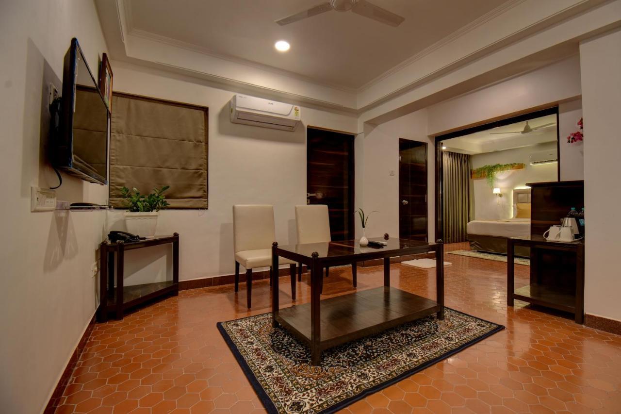 Elite Hotel Lonavala Esterno foto