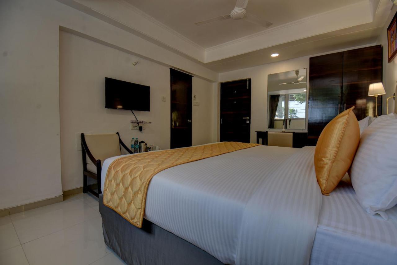 Elite Hotel Lonavala Esterno foto