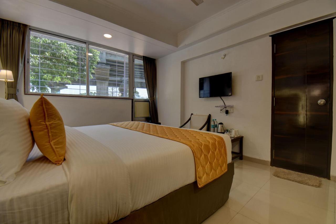 Elite Hotel Lonavala Esterno foto
