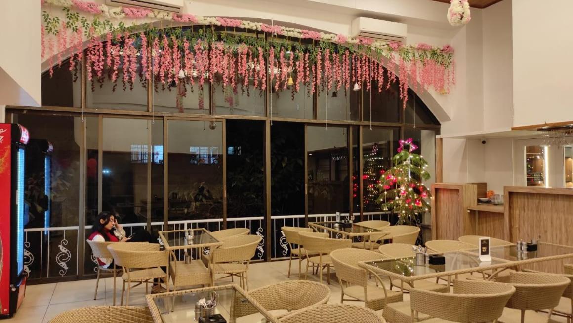 Elite Hotel Lonavala Esterno foto